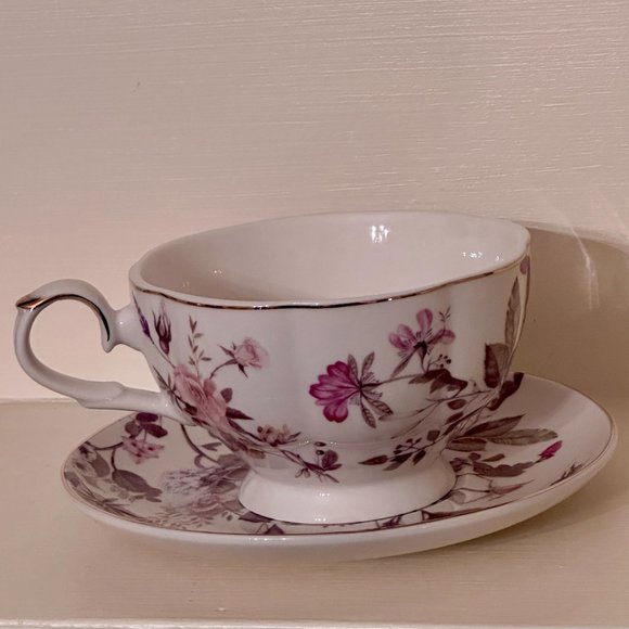 Beautiful Tea Cup and Saucer - Picture 8 of 15